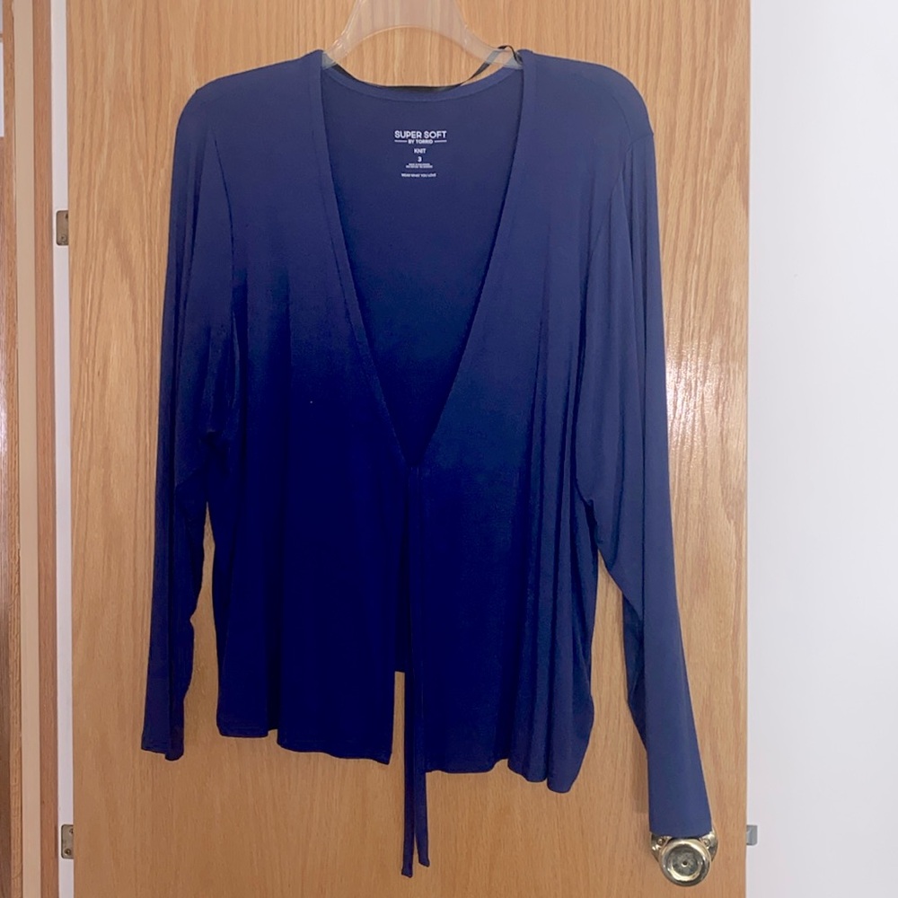 Top with long sleeve tie front closure 
Super soft